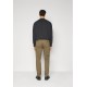Pantalón chino sarga hombre
