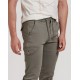 Pantalón chino cargo hombre
