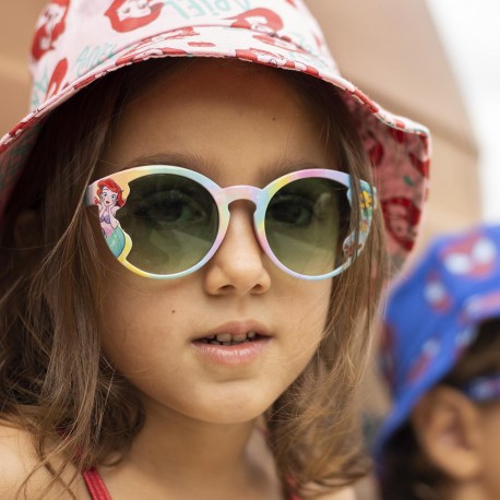 Complementos	 Gafas de sol Ariel
