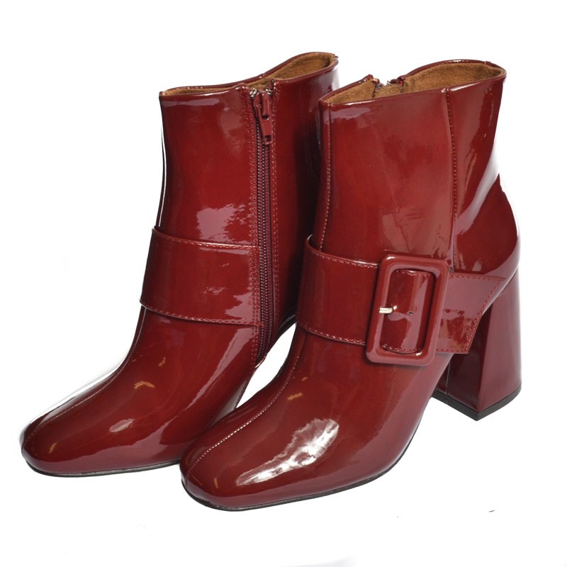 bota de charol con hebilla