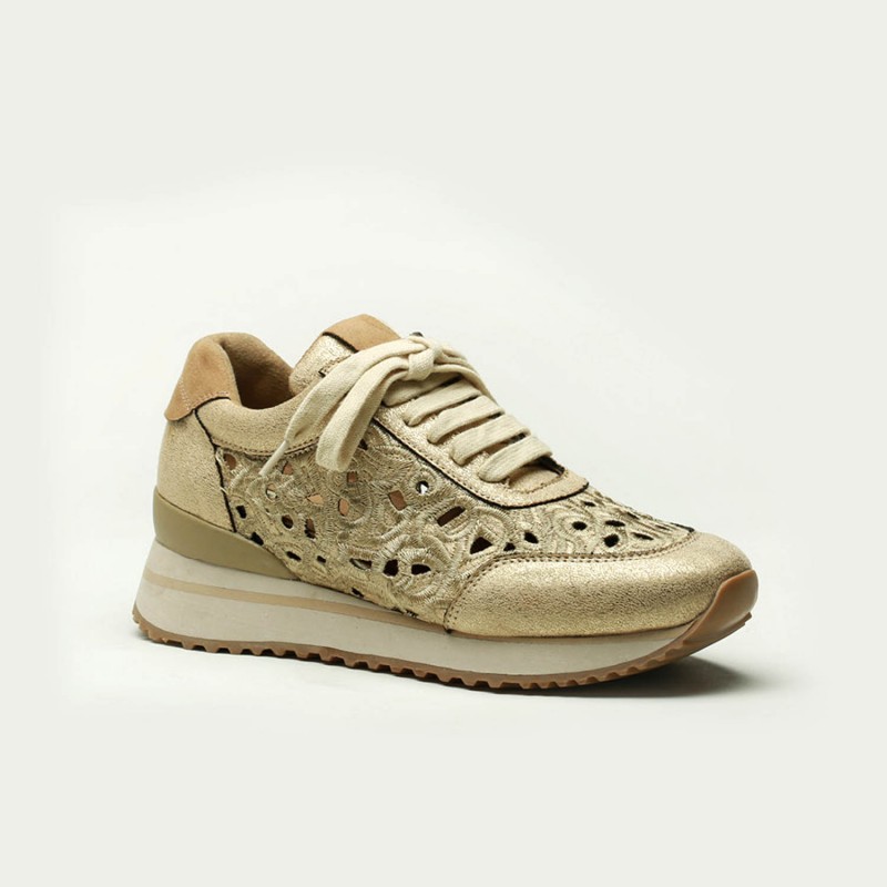 zapatilla deportiva de mujer calada